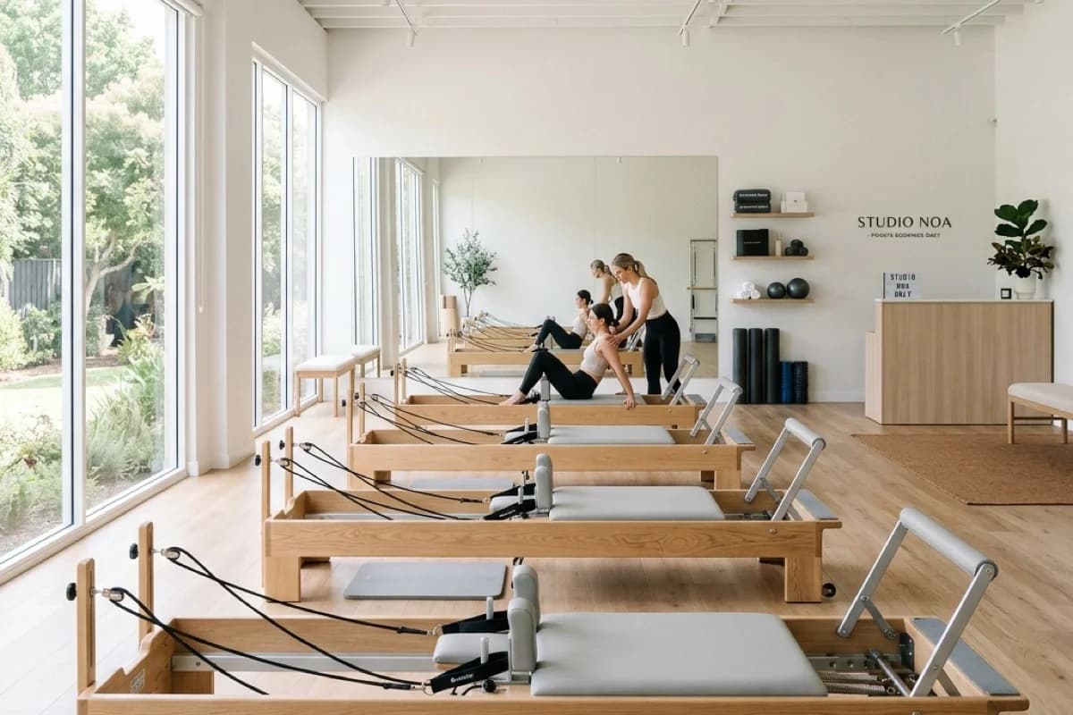 Control de cupos en Pilates Reformer: Por qué la sobreventa de clases daña tu marca